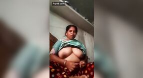 Desi casalinga rivelando il suo seno e umido parti intime 0 min 50 sec