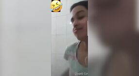 Seorang gadis muda India mengungkapkan payudaranya yang besar pada pertunjukan solo webcam 0 min 0 sec