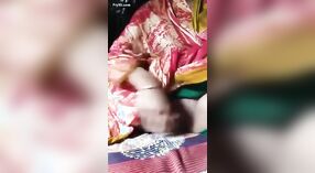 印度妻子炫耀她的乳房和生殖器 2 敏 40 sec