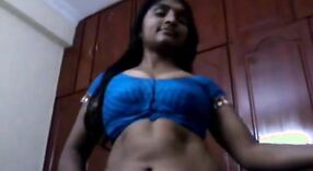 Femme au foyer indienne d'Andhra fait une pipe et se déshabille pour le sexe 1 minute 40 sec