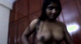 Femme au foyer indienne d'Andhra fait une pipe et se déshabille pour le sexe 3 minute 10 sec