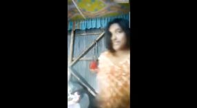 Une fille bangladaise se connecte via un appel vidéo 1 minute 40 sec