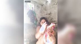 Une femme au foyer du village en Inde s'expose 4 minute 50 sec