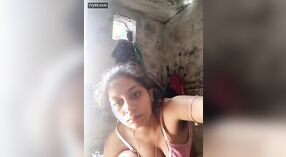 Une femme au foyer du village en Inde s'expose 6 minute 20 sec