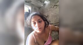 Une femme au foyer du village en Inde s'expose 9 minute 20 sec