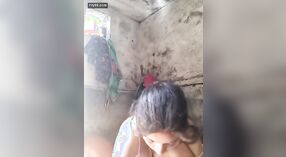 Une femme au foyer du village en Inde s'expose 10 minute 50 sec