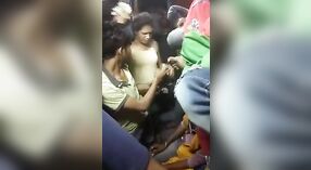 Desi hijra usando lenguaje vulgar mientras se expone a sí misma por dinero en efectivo en un tren 0 mín. 0 sec