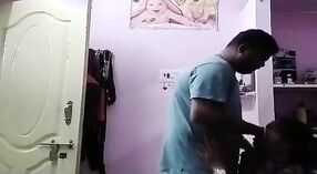 India Bhabi se entrega al placer con el amigo cercano de su esposo 2 mín. 20 sec