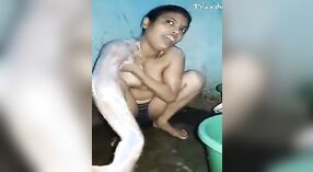 La femme d'un village indien aux gros seins devient intime avec l'ami de son mari dans une vidéo webcam amateur 2 minute 00 sec