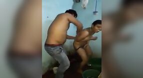 Esposa india de pueblo con grandes pechos se intimida con el amigo de su esposo en un video amateur de cámara web 0 mín. 40 sec