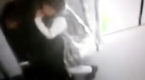 Parejas indias encuentro secreto en el metro de Delhi captado por la cámara 1 mín. 20 sec