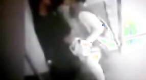 Parejas indias encuentro secreto en el metro de Delhi captado por la cámara 2 mín. 30 sec