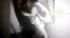 Parejas indias encuentro secreto en el metro de Delhi captado por la cámara 2 mín. 40 sec