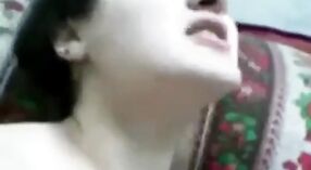 Gadis Kashmiri ngalami nuroni seksual sing kuat 1 min 40 sec