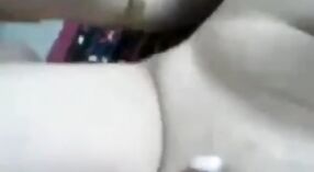 Gadis Kashmiri ngalami nuroni seksual sing kuat 4 min 00 sec