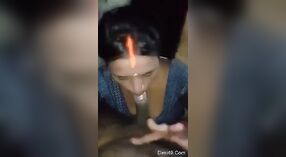 Ibu rumah tangga India memberikan blowjob di POV 0 min 0 sec