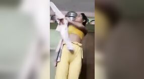 Una universitaria de la India se expone y se da placer en un video humeante 2 mín. 50 sec