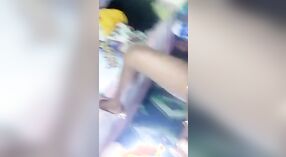 Ibu rumah tangga India menyenangkan dirinya sendiri dengan dildo dalam video eksplisit ini 3 min 00 sec