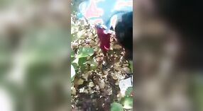 Sexo al aire libre con chica de pueblo en Odia para tu placer 1 mín. 30 sec