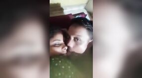 Una pareja de aldea en India participa en actividades sexuales en casa, lo que resulta en un video viral de MMS 0 mín. 0 sec