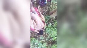 Un couple amateur africain devient intime dans la jungle 2 minute 20 sec