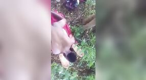 Un couple amateur africain devient intime dans la jungle 3 minute 50 sec