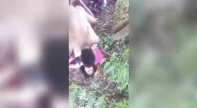 Un couple amateur africain devient intime dans la jungle 0 minute 50 sec