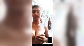 Top-bewertetes Telugu-Mädchen mit großen Brüsten wird viral, nachdem Sie ein topless Selfie aufgenommen haben 1 min 50 s