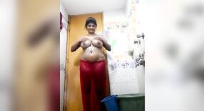 Vídeo Viral de uma aldeia bhabhi a despir-se na casa de banho para o seu amante 1 minuto 30 SEC