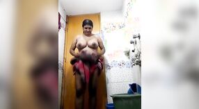 Vídeo Viral de uma aldeia bhabhi a despir-se na casa de banho para o seu amante 4 minuto 00 SEC