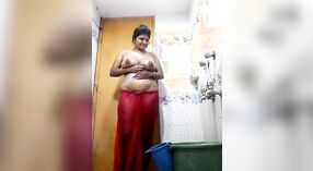 Vídeo Viral de uma aldeia bhabhi a despir-se na casa de banho para o seu amante 0 minuto 40 SEC