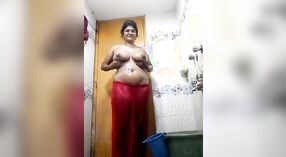 Vídeo Viral de uma aldeia bhabhi a despir-se na casa de banho para o seu amante 1 minuto 00 SEC