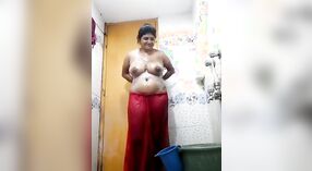 Vídeo Viral de uma aldeia bhabhi a despir-se na casa de banho para o seu amante 1 minuto 10 SEC