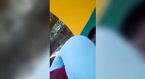 El sexo bengalí al aire libre se convierte en MMS viral con una nena de gran culo 2 mín. 40 sec