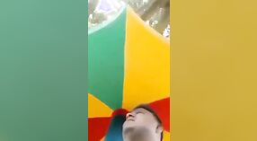 El sexo bengalí al aire libre se convierte en MMS viral con una nena de gran culo 3 mín. 00 sec